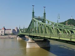 ◎橋とドナウ川-4
　ペシュトの中央市場、ブダのゲッレールトの丘のふもとを結ぶ自由橋は1896年の造営だ。