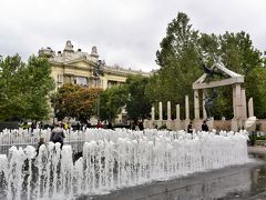 ◎ペシュトの華麗-10
　自由公園の噴水。人が近づいた部分だけ水が止まるようにできていて、噴水の囲みの中に入ることができる。