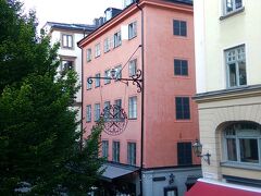 向こう側のピンク色の外壁の建物、今回狙っているレストランです。
Fem Sma Hus （フェム・スモー・ヒュース）というスウェーデン料理のお店。