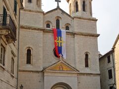 お隣の、聖ニコラ教会（Saint Nicholas Church）へ。
1909年建造と比較的新しいセルビア正教の教会です。
