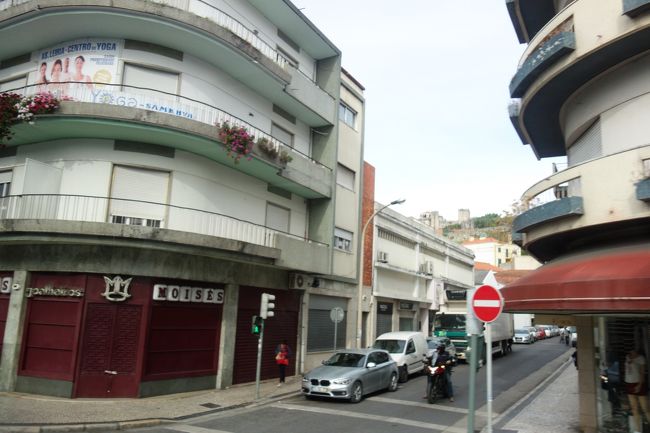 レイリア城が丘の上にちらっと見えました。<br />レイリア城はイスラム教徒からこの地を奪還したアフォンソ・エンリケスが1135年に建てたのが始まり。その後廃墟と化していたお城を、14世紀にディニス王とイザベル王妃が修復、お城の南側に王宮として増築したのがこの建物だそうです。