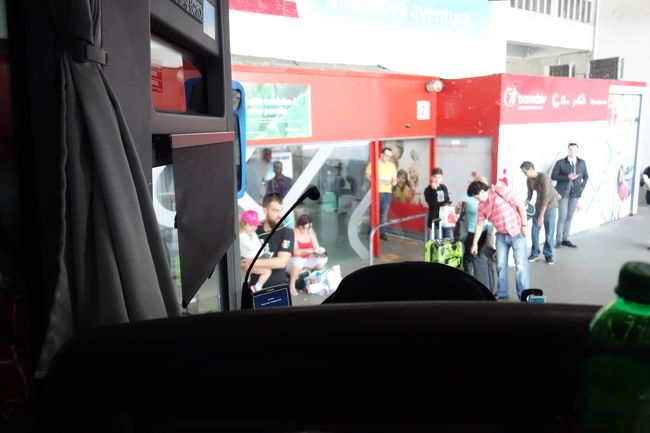 コインブラのタ―ミナルに到着。<br />流石にコインブラのターミナルは人がいっぱい。