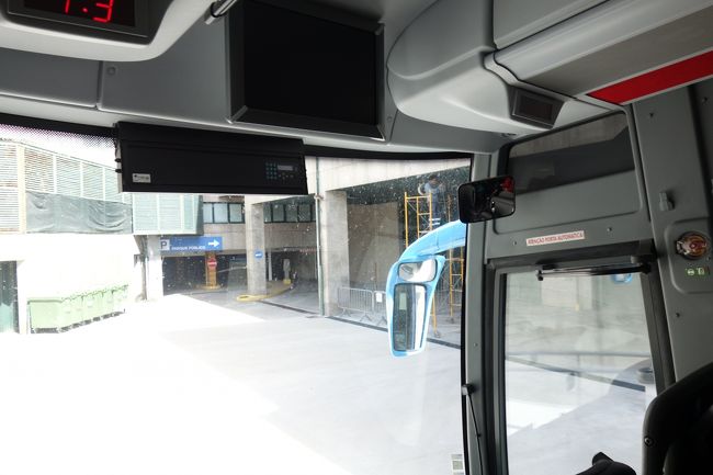 さらに走りポルトのターミナルに到着、あれ？<br />何かグーグルマップで見た画像と違う......<br />外に出ても違う.....<br />予定ではポルトのREDE EXPRESSのターミナルから宿泊する予定のホテルのあるバターリャ広場まで徒歩5分くらいのはずだったのに。<br />ここはどこ？だかわかりません、グーグルマップを確認するとホテルまで歩くと20分くらいらしい。<br />歩くつもりがなかったのでタクシーを捕まえてホテルに行くことにしました。