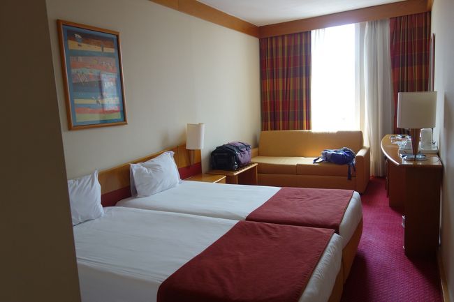 12時前ですがチェックインしお部屋も使用できました。<br />フロントはちょっと不愛想なおばさん2人組。<br />お部屋は3泊210ユーロ。<br />リスボンよりも安くて広いしポットもついているので良いかな。