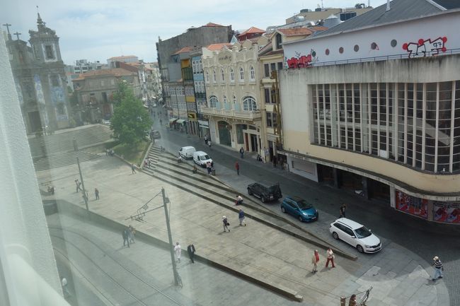 何よりもこの眺め。<br />バターリャ広場に面していてサント・イル・デフォンソ教会が見えます。<br />わあい、このホテルで良かった。現金なものです。