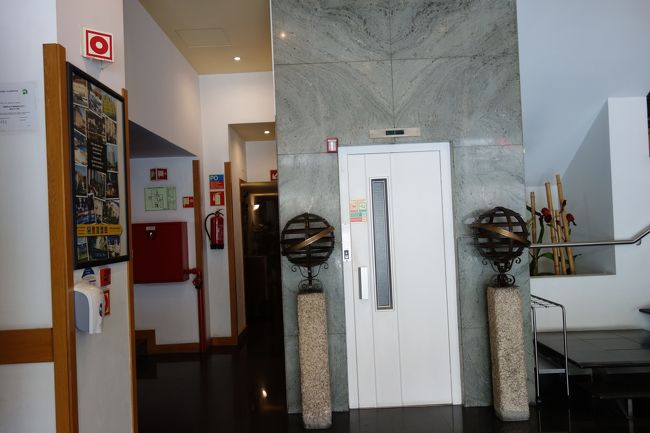 このエレベーターが扉を手動で開閉するタイプでクラシック。