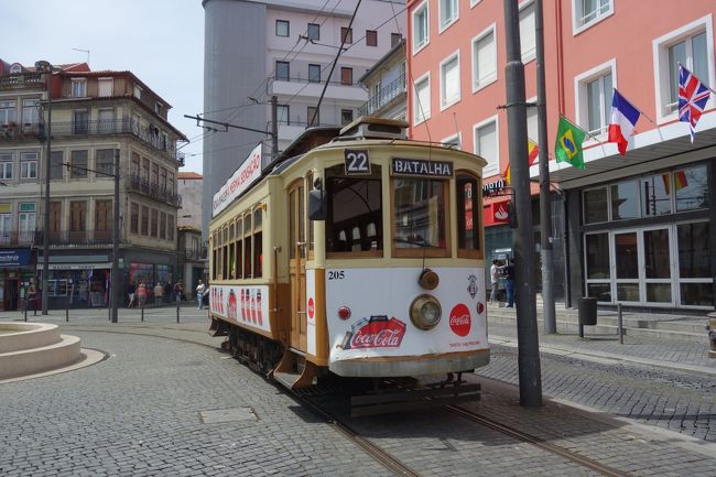 さあ早速ポルトも街歩きに出発します。<br />バターリャ広場はトラムの停留所になっています。