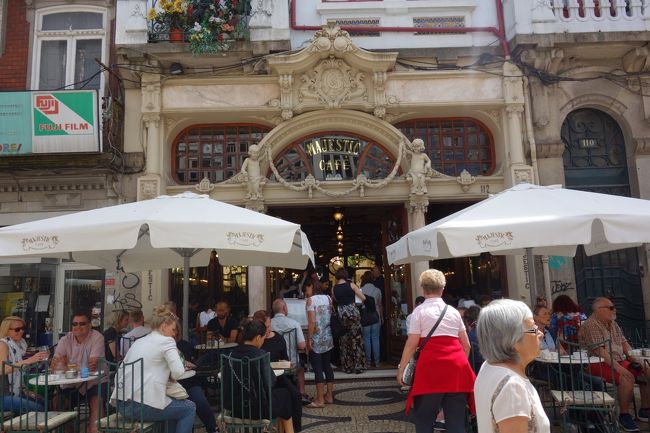 サンタカタリーナ通りを行くとマジェスティックカフェ。<br />大人気ですね。