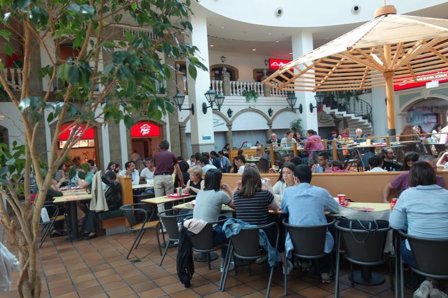 フードコートはランチタイムで人だらけ。