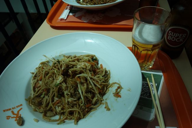 ビールと焼きそば。北京味と香港味にしたけれど見た目は大差ないので写真は1点のみ。<br />ビール２、焼きそば2で17.7ユーロ。<br />お味はちょっと濃いです。