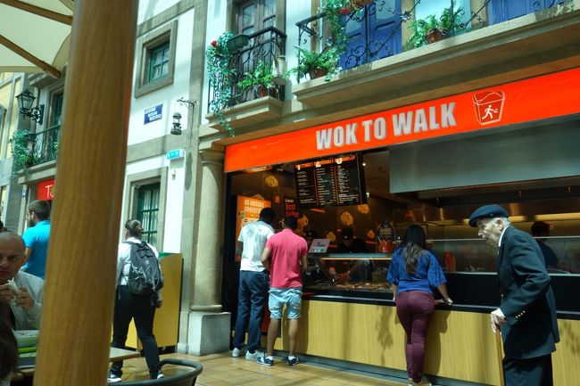 トリドールチェーンの wok to walkで焼きそばをオーダー。