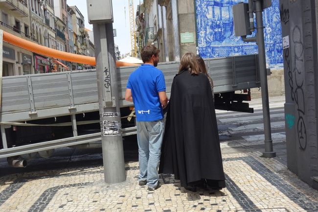 あ、黒マント。<br />コインブラ大学だけじゃなくてポルト大学も黒マント着用するんですね。