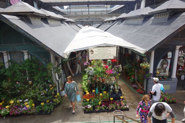 市場内はお花屋さん、魚屋さん、パン屋さん、などの他にお土産物屋さんもあり、ポルトガル最後の地なので少しお買い物をしました。