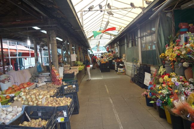 市場を出て市庁舎方向へ向かいます。<br />途中のお菓子用品などを売るお店casa januarioでジンジーニャ（チョコカップ入り）を飲んで缶詰などのお土産購入。