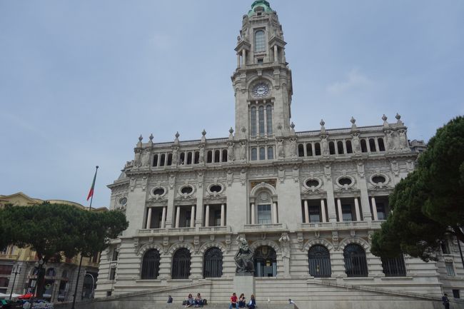 さらに歩いて市庁舎。<br />ポルトの建物はリスボンの白壁とオレンジ屋根とは違い、花崗岩？御影石？で建てられているためグレーの色合いです。