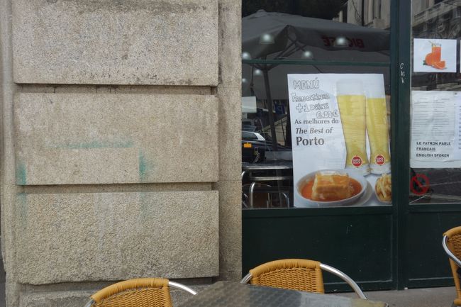 ポルトの名物フランセジーニャを提供する店はあちこちにありました。