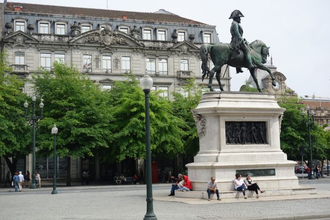 ペドロ4世の騎馬像。