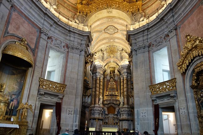 教会内部。<br />塔と博物館入場料1人4ユーロ。あんまりここの女性は感じよくない。<br />2ユーロとか3ユーロと書いてあったものが多かったので値上がりしていました。<br />225段の階段を上がります。