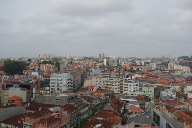 あんまり天気が良くないですね。<br />高いところで風も強くて寒いです。