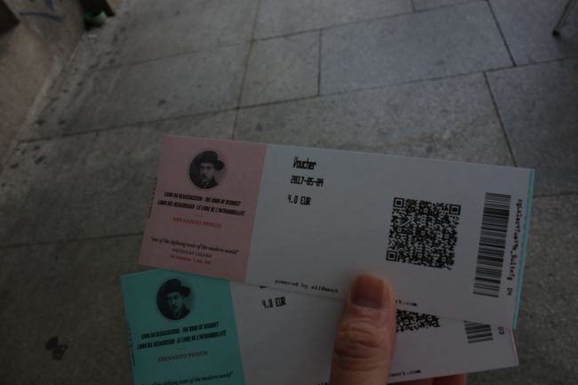 ちょっと先のお土産売り場にチケットブースがあります。<br />整理券方式です。<br />1人4ユーロ。<br />本屋で買い物をすれば4ユーロ分を値引いてくれます。