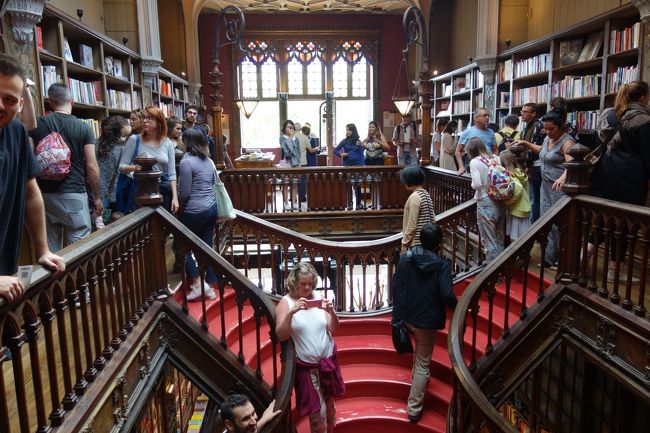 階段は綺麗です。<br />さっさと記念撮影をして退去します。<br />多くの人がそんな感じでした。