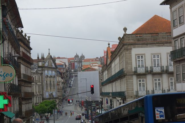 今日のポルト観光はこれにて終了。<br />ひとまずホテルに戻ります。<br />1月31日通り。<br />この長くて傾斜のきつい坂を上っていかなくてはなりません。