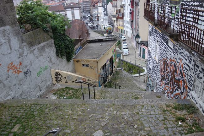 ホテルの裏のサンベント駅に抜けるマデイラ通り。<br />急な階段と人気のないちょっと嫌な気配の通りでした。<br />まだ明るいのでさっさと下っていきます。