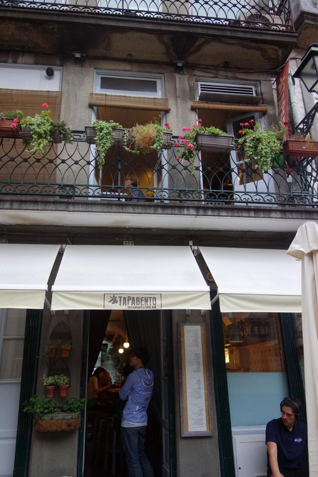 このレストランがお目当てでしたが、混んでいて無理そう。