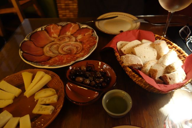 ここのコストパフォーマンスがすごいです。<br />Sabores Do Douroというセットメニュー２人で２０ユーロを注文。<br />オリーブ、ハム盛り合わせ、パン、チーズ盛り合わせ．グラスワイン