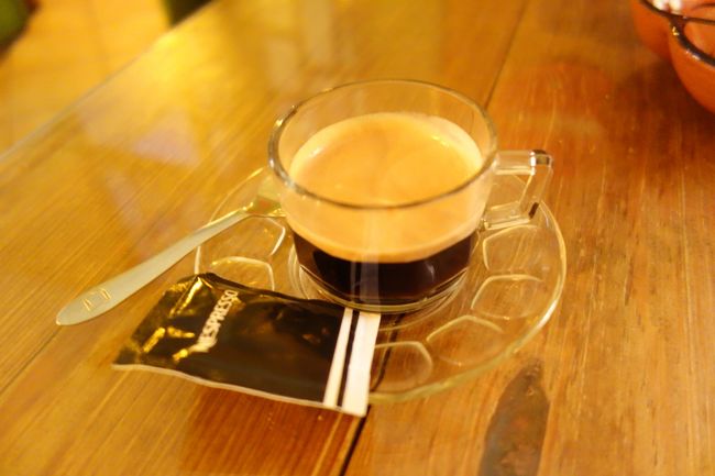 コーヒー。これ全部で２０ユーロ（２人分）。<br />追加で注文のグラスワインも2-3.5ユーロ。<br />お味も美味しくて食べきれないほどでした。<br />ワインとおつまみだけでも大丈夫そうでした。<br />お店には行った時は半分くらいの埋まり具合でしたが帰る時には満席でした。