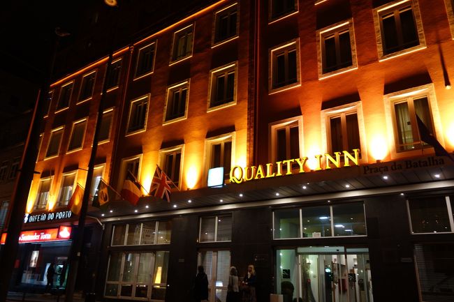 ホテルのライトアップもオレンジの灯りでいい感じです。<br />夜のバターリャ広場は治安があまり良くないということもあり写真を撮ってお部屋に戻りました。