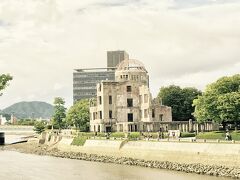 時間に余裕もあり雨もやんだので、原爆ドームへ。


高校の修学旅行ぶりの訪問でした。久しぶりに見るとやはりなんとも言えない気持ちになります。


今ある平和は当たり前ではない。
今ある幸せに感謝しなければいけないと、日頃のくだらない不満や悩みがちっぽけに思えました。


８月６日の翌日だったため沢山のお花や鶴がありました。


家族３人改めて平和を祈りました。