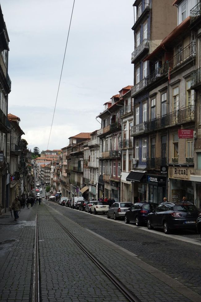 ホテルで小一時間雨が止むの待ちました。<br />どんよりしていますが雨が上がったので、カイス・ダ・リベイラを目指します。