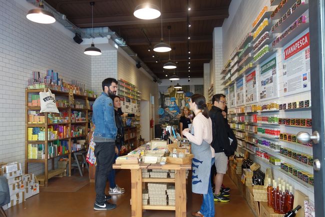 途中、有名な缶詰屋さんLoja das Conservasでお買い物。<br />どれだけ缶詰を買うのかしら?