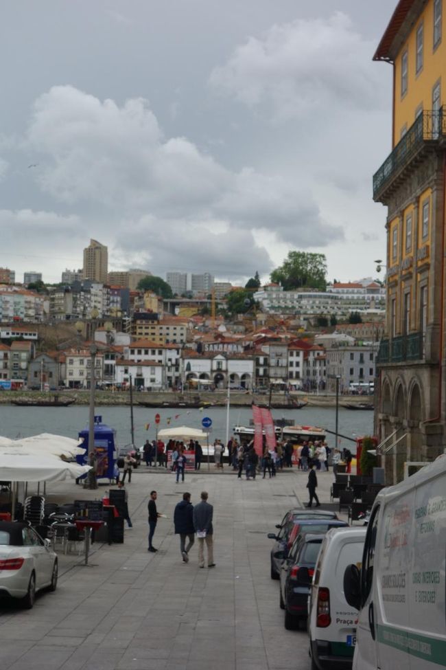 カイス・ダ・リベイラに到着。<br />どんよりしていて少し寒いです。