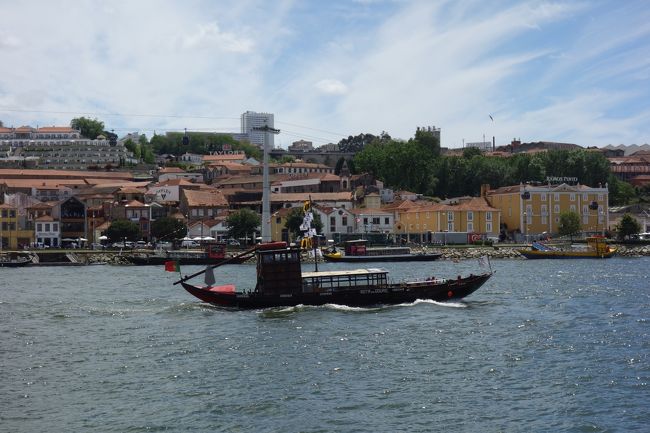 晴れた空の下のドウロ川はどんより空のそれとは比べ物になりません。