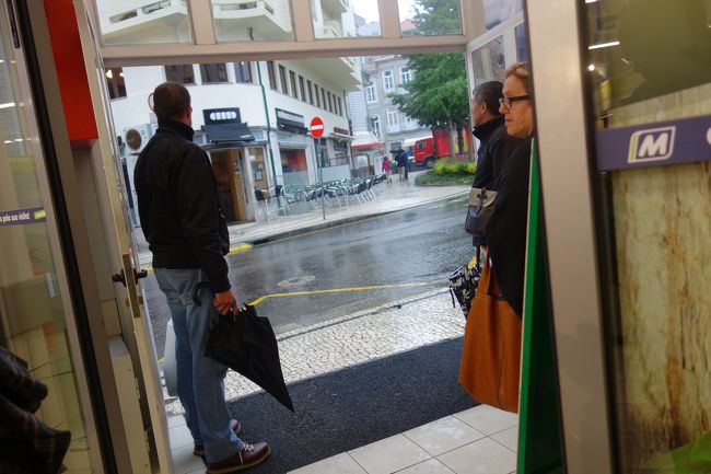 ホテルに戻る途中Pingo Doceに寄ったのですが、パラパラ降っていた雨が本降りになりました。<br />店先でみんな雨宿り。