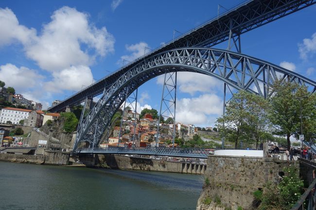 さて、再び箸を歩いて渡ります。<br />本当は上の階のメトロの脇を歩いてみたかったのですがちょっと体力不足。