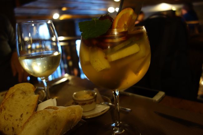 サングリア4.7と白ワイン3.5ユーロ。<br />