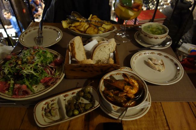 ローストビーフのサラダ7.5、えびのニンニクソテー8.0、スープ3、フライドポテトハーフ1.5などで計36.7ユーロでした。<br />味付けはマイルドでサラダもエビもポテトも美味しかったです。<br />周囲の席はやはり観光客が多く、半分ほどのお客さんがフランセジーニャを頼んでいました。<br />ポルトではフランセジーニャはついに食べずじまいでした。<br />重そうで、半人前を2人でシェアでも食べきれないかもと思ったので。<br />担当のお姉さんは英語もバッチリでフレンドリーでした。<br />