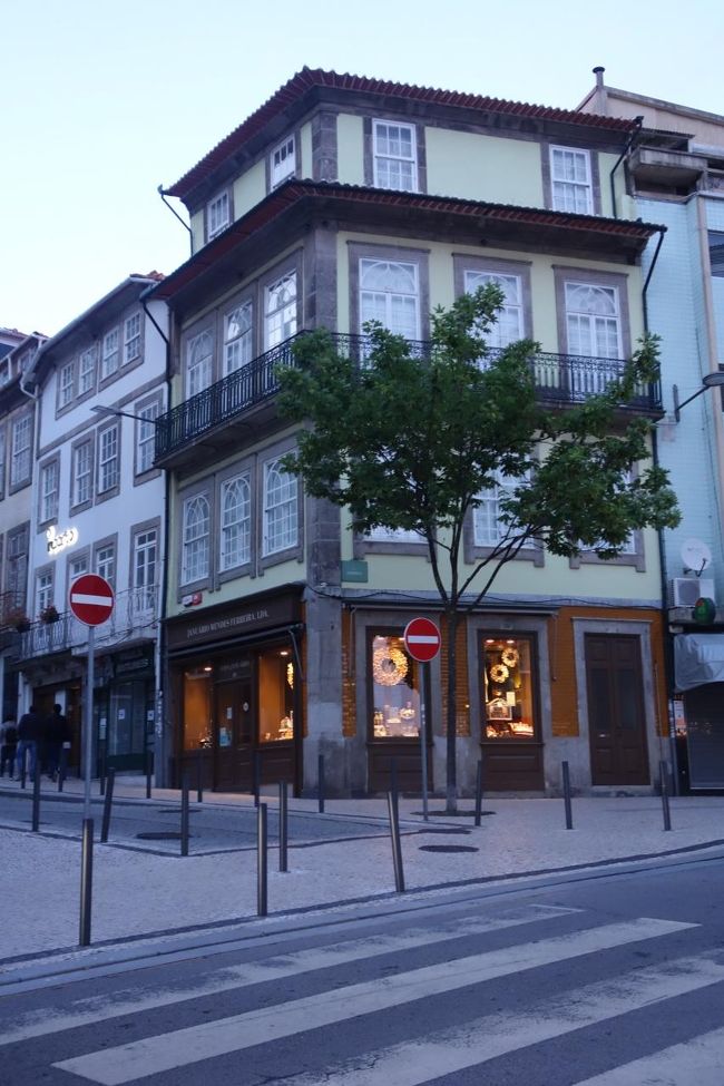 昨日ジンジーニャを飲んだCasa Januário。<br />閉まっていますが、夕食前にこのお店とA Vida Portuguesaでお土産を購入しておきました。