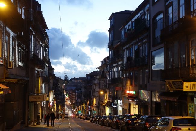 1月31日通り。<br />暗くなり切る前のこの時間、美しいポルトの一コマです。