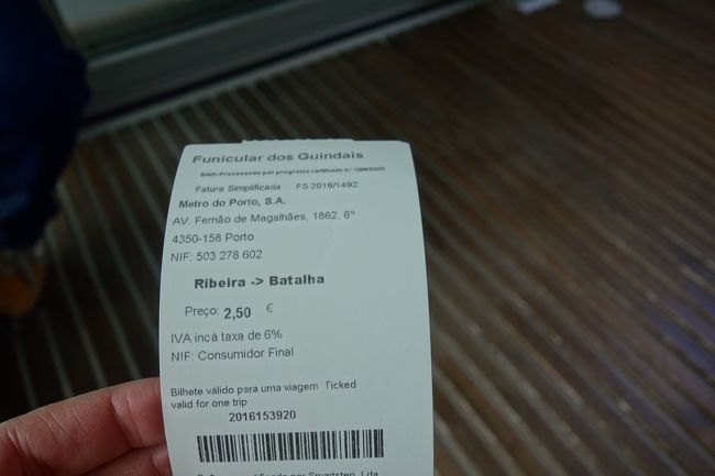 橋を渡った先でケーブルカーに乗って坂を上がることにしました。<br />1人2.5ユーロ。