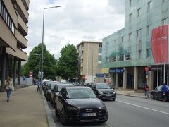 駅前の通り。
駅を出て左に行くのが正しいようでしたが、こっちという夫について右側へ。