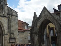 ノッサ・セニューラ・ダ・オリヴェイラ教会。
この教会前のアーチはムーア軍を打ち破ったサラードの戦いの勝利を記念して1342年に造られたと言われています。
結婚式があるみたいですね。