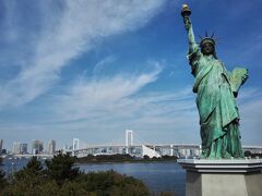 天気がほんとに良くて空がきれい！自由の女神と写真を撮っている中国人がたくさんいましたが、わたし達も負けずに一枚。