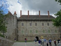 ブラガンサ侯爵館。レンガの何本もの煙突が目印。