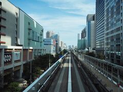 ゆりかもめに乗って日の出駅を目指します。まだ朝早くて乗客が少なかったこともあって、一番前の席に座れました。