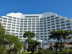 2017年に戻ります
7月15日（土）石垣島での宿泊はＡＮＡインターコンチネンタル石垣リゾート
＊ホテル名が長いので今後はＡＮＡで＊
飛行機も全日空
マイレージ会員なのでこのホテルで一気にポイントを貯めよう！
よく往復の飛行機の中でＣＡの方に話しかけられるけど、宿泊先を尋ねられると「インターコンチネンタルです」って答えれば当然「ありがとうございます」って会話に毎度なるよネ（笑）
それは別として、少なくてもこのホテルなら間違いなし！と言う事で毎回利用してます。
