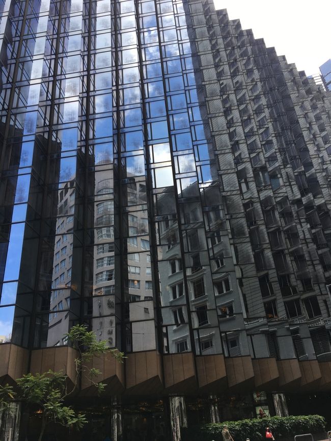 空港からエアポートエクスプレスで九龍まで。ホテルまでは無料のシャトルバスで行きました。<br />エアポートエクスプレスのチケットは事前に安いチケットをネットで探しました。定価より30%安かったです。<br />ホテルは九龍ホテル。ペニンシュラの裏で何かと便利です。<br />